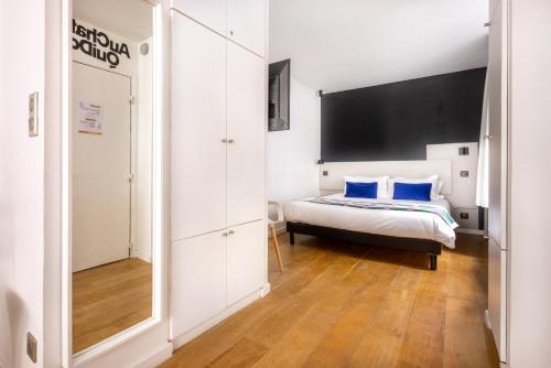 1 queen bed, 1 double bed