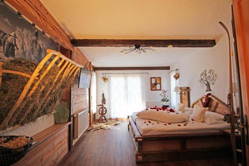 1 queen bed, 2 sofa beds