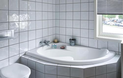 Badkamer, Nice Apartment In Farsund With House Sea View in Farsund
