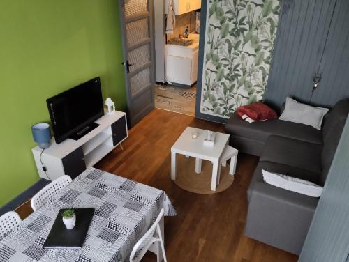 Bel appartement a la campagne avec magnifique vue in Сомбернон