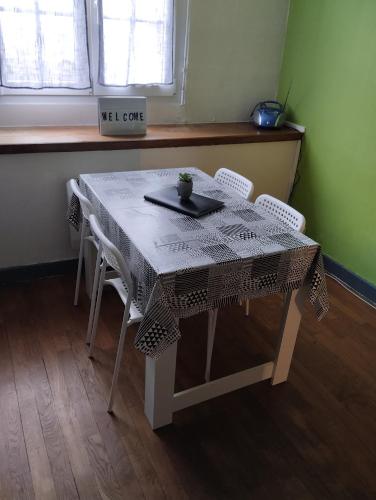 Bel appartement a la campagne avec magnifique vue in Сомбернон