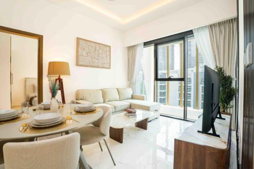 Escape24 Stylish 2BR with Pool View at Azizi Riviera, Dubaï