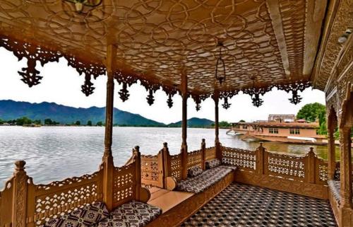 T luxury Heritage houseboat photo 5