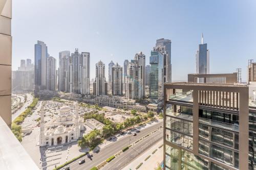 1BR Near Burj Khalifa and Dubai Mall, Easy Access to Dubai Marina and Palm Jumeirah by Road or Metro, BLVD Walk, Downtown Dubai by Deluxe Holiday Homes, Dubaj (zdjęcie 3)
