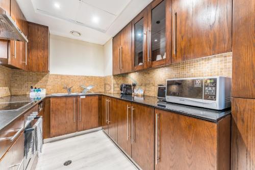 1BR Near Burj Khalifa and Dubai Mall, Easy Access to Dubai Marina and Palm Jumeirah by Road or Metro, BLVD Walk, Downtown Dubai by Deluxe Holiday Homes, Dubaj (zdjęcie 8)