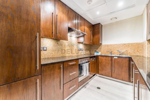 1BR Near Burj Khalifa and Dubai Mall, Easy Access to Dubai Marina and Palm Jumeirah by Road or Metro, BLVD Walk, Downtown Dubai by Deluxe Holiday Homes, Dubaj (zdjęcie 9)