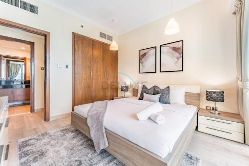 1BR Near Burj Khalifa and Dubai Mall, Easy Access to Dubai Marina and Palm Jumeirah by Road or Metro, BLVD Walk, Downtown Dubai by Deluxe Holiday Homes, Dubaj (zdjęcie 4)