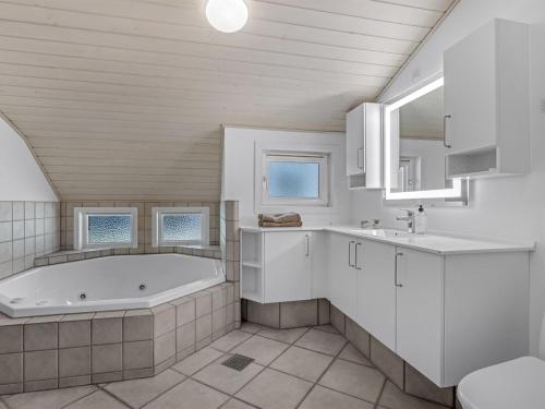 Holiday Home Batsha - 1-7km from the sea by Interhome in Bredmose