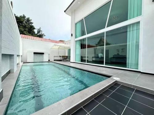 BINSBARRY Villa 4 bedroom 5 bath pool villa near walking street and jomtien beach