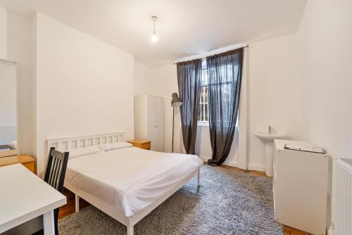 No 13 Georgian Shared House - By Clifton Short Lets Room Type - Large Double Room with Shared Bathroom