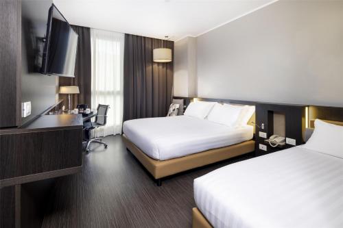 1 queen bed, 1 twin bed