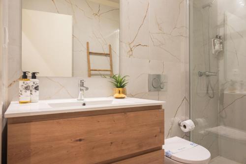 Luxury Style 2 with AC Downtown Porto near Metro - image 3