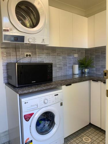 Fabulous Stunning Garden View King Bedroom with shared bathroom at MC 2079 in Berowra