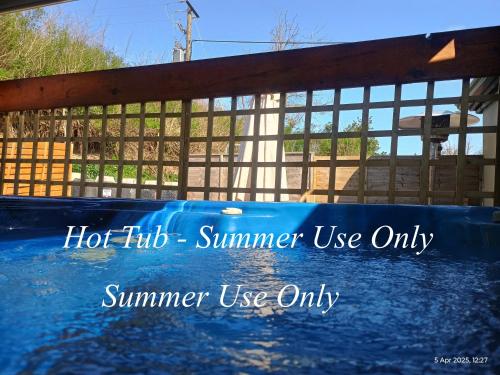 อ่างแช่น้ำร้อน, Matty's Pub - Apartment's in แคร์ลอว์