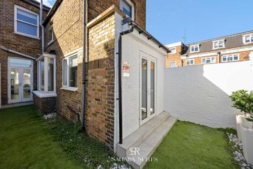New Stylish 4BR - Windsor City Centre - Sleeps 6, Windsor (zdjęcie 5)