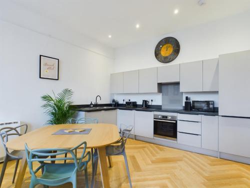 Arcadia House Town Centre Stay 2-Bed Chapel Conversion with Private Parking, Cheltenham