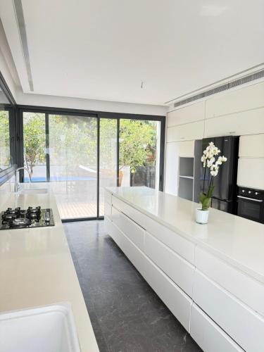 Villa with a pool in Ra'anana in Raanana