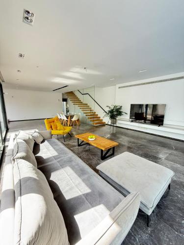 Villa with a pool in Ra'anana in Raanana