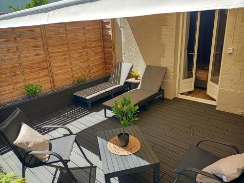 Terraza/balcón, L’Oasis…Appt Balnéo-Terrasse. (L’Oasis…Appt Balneo-Terrasse.) in Saint-Lye