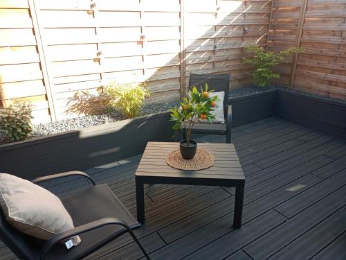 Terraza/balcón, L’Oasis…Appt Balnéo-Terrasse. (L’Oasis…Appt Balneo-Terrasse.) in Saint-Lye