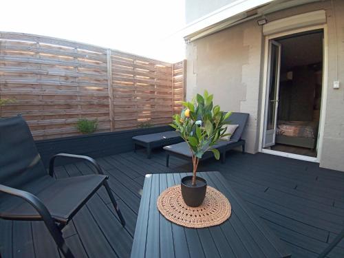 Terraza/balcón, L’Oasis…Appt Balnéo-Terrasse. (L’Oasis…Appt Balneo-Terrasse.) in Saint-Lye