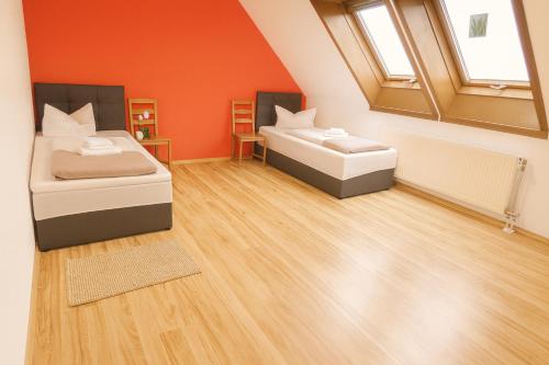 3 bedrooms, 8 beds