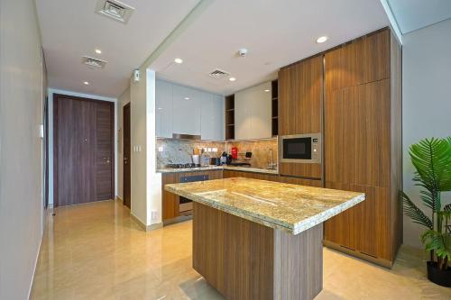 Imperial Avenue 1BR Infinity Pool and City View Downtown - image 4