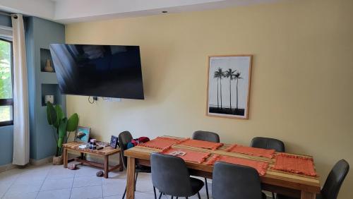 Beautiful newly refurbished 2 bedroom 2 Bathroom 2nd floor condo in La Garita Nueva