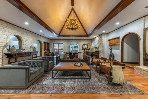 . Magnificent 90-acre Texas Ranch Estate On San Marcos River - 5 Bedrooms - Newly Renovated & Professionally Furnished 9t Ranch By Boutiq