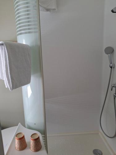 Chambre privée avec lit double et sanitaires et TV mural chambre d'hôte Chambres d'hôtes Joly Saint Sauveur