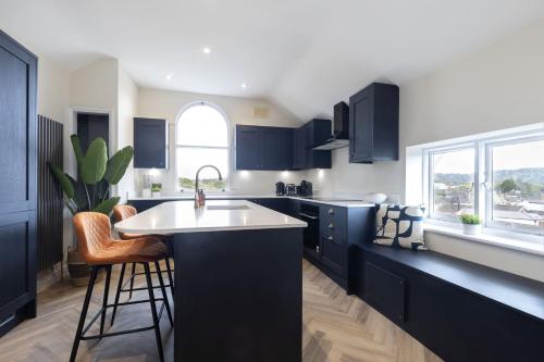 Stunning 4 Bedroom Top Floor Apartment Close to Cheltenham