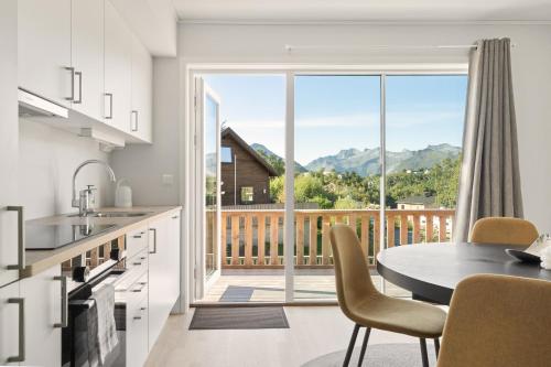 Seaview and private roof top terrace with jacuzzi in Lofoten in 斯沃爾瓦爾海濱