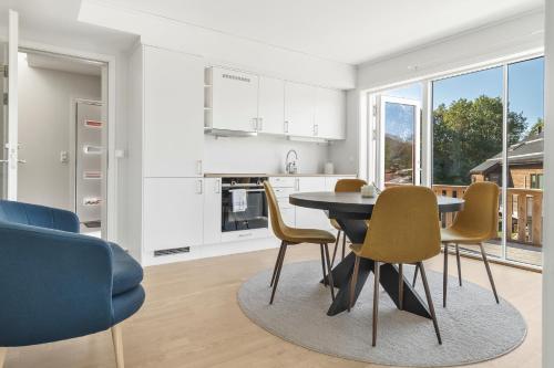 Seaview and private roof top terrace with jacuzzi in Lofoten in 斯沃爾瓦爾海濱