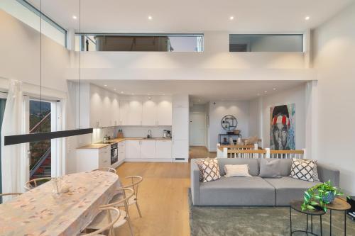 Seaview and private roof top terrace with jacuzzi in Lofoten in 斯沃爾瓦爾海濱