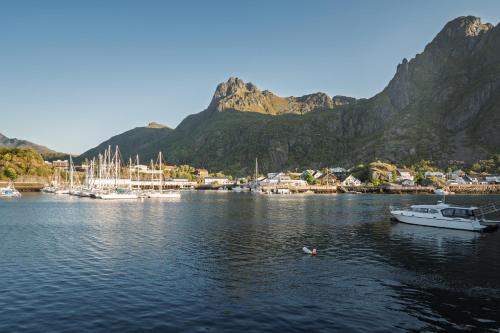 Seaview and private roof top terrace with jacuzzi in Lofoten in 斯沃爾瓦爾海濱