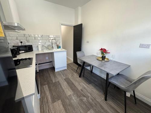 Modern Central Apartments with Balcony - Lavendon