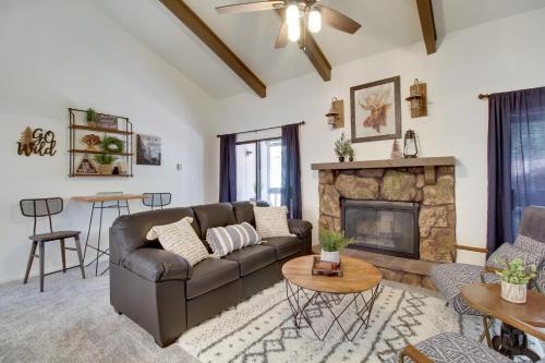 Forest-View Balcony: Pinetop-Lakeside Condo – khách sạn tại Pinetop