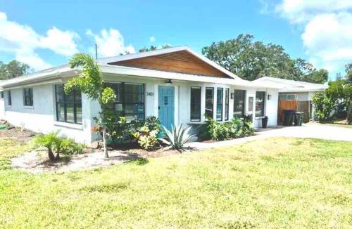 House with Guest Suite near AMI, IMG, Heated pool