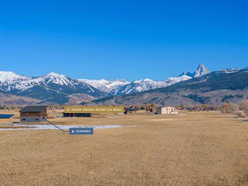 Basecamp Stays: Teton Views Huge Deck Stargazing - image 4
