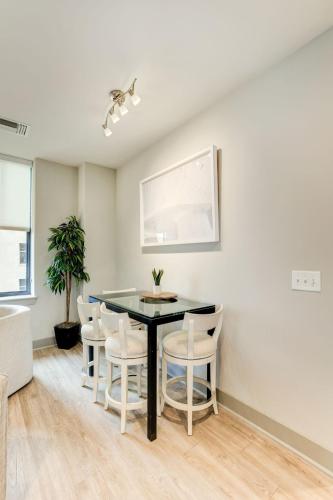 2BR Luxury Apartment With Rooftop Deck & Pool in Baltimore, USA