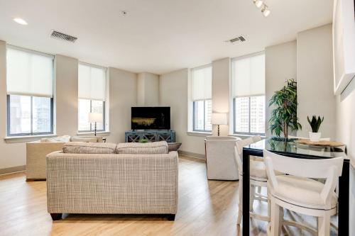 2BR Luxury Apartment With Rooftop Deck & Pool in Baltimore, USA