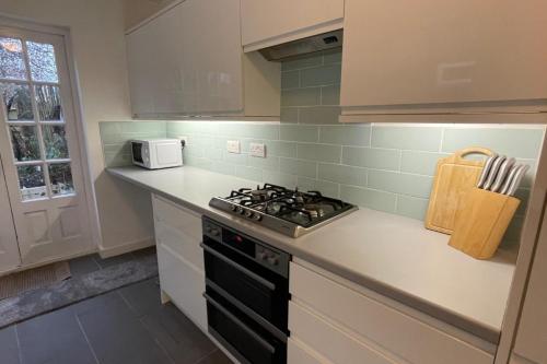 House - Sleeps 6 - Garden - Parking, Windsor (photo 2)