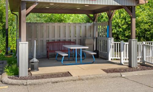 บริการและสิ่งอำนวยความสะดวก, เรด รูฟ อินน์ อีรี ไอ-90 (Red Roof Inn Erie - I-90) in อีรี (PA)