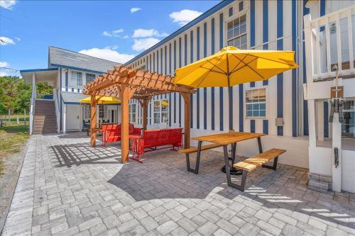 2 bedroom Condo Steps from Beach Pet Friendly