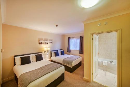 2 double beds