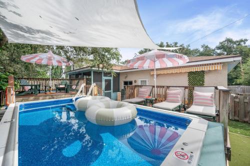 Heated Cocktail Pool, Putt Putt, Bowling, BBQ, Nintendo, Pet Friendly, Ping Pong