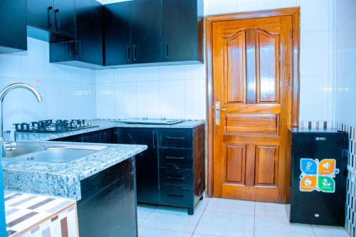 Comfortable bedroom with bathroom in town - image 3