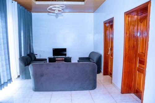 Comfortable bedroom with bathroom in town - image 4