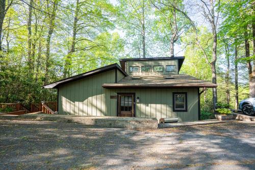 King Bed, Putt-Putt w/ Hot Tub, & Other Games in Banner Elk, USA