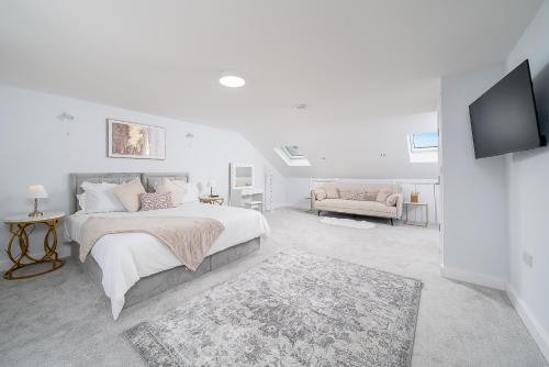 Spacious 6-Bed Home with 4 Baths in Manor Park, Edgware